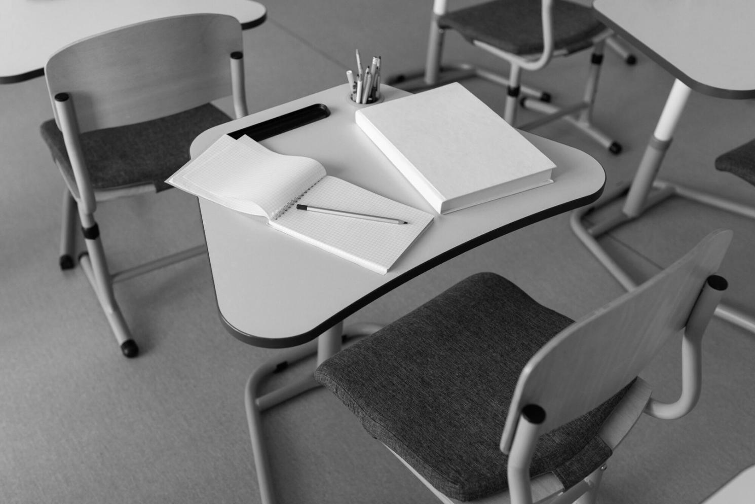 Espace de consultation financière moderne avec ambiance chaleureuse pour discussions sur investissement émotionnel