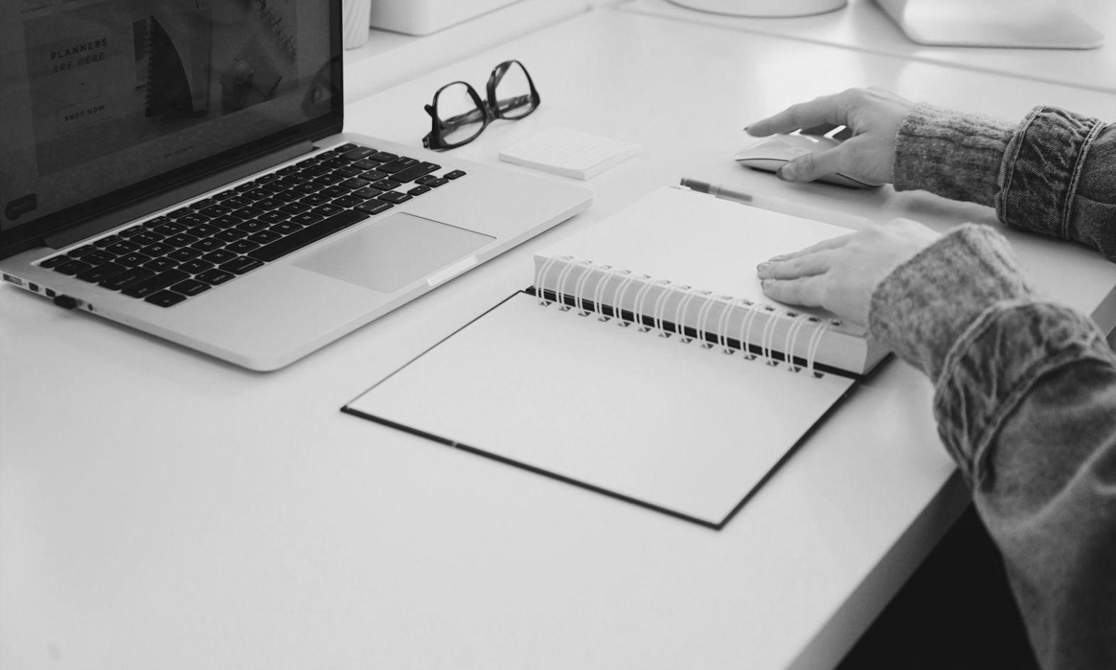 Environnement de formation moderne avec participants engagés